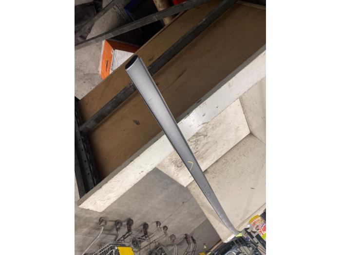 Takstripe, vänster från en Mercedes-Benz A (177.0) 2.0 A-220 Turbo 16V 2020