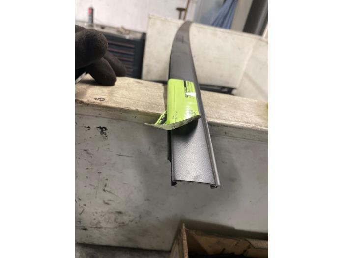 Takstripe, vänster från en Mercedes-Benz A (177.0) 2.0 A-220 Turbo 16V 2020