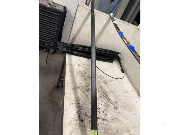 Takstripe, höger från en Mercedes-Benz A (177.0) 2.0 A-220 Turbo 16V 2020