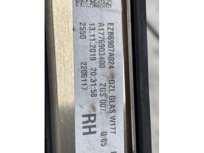 Takstripe, höger från en Mercedes-Benz A (177.0) 2.0 A-220 Turbo 16V 2020