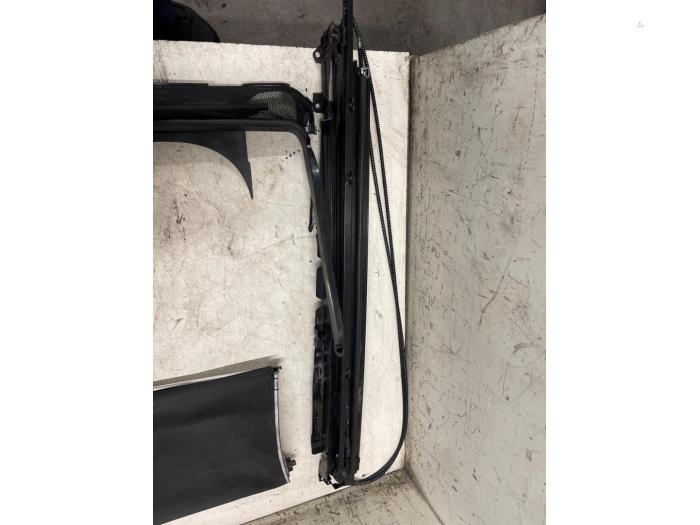 Mekanism, soltak från en Mercedes-Benz A (177.0) 2.0 A-220 Turbo 16V 2020