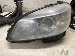 Gebruikte Linker Koplamp Mercedes C Estate (S204) 1.6 C-180K 16V BlueEfficiency Prijs € 175,00 Margeregeling aangeboden door Autodemontage van de Laar