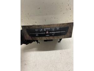 Gebruikte Paniekverlichtings Schakelaar Mercedes E Combi (S211) 2.6 E-240 V6 18V Prijs € 50,00 Margeregeling aangeboden door Autodemontage van de Laar