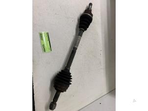 Begagnade Drivaxel, vänster fram Peugeot 208 I (CA/CC/CK/CL) 1.2 Vti 12V PureTech 82 Pris € 50,00 Marginaltabell erbjuds av Autodemontage van de Laar