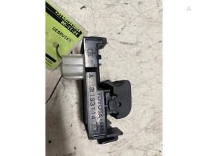 Gebruikte Elektrisch Raam Schakelaar Peugeot 108 1.0 12V VVT-i Prijs € 25,00 Margeregeling aangeboden door Autodemontage van de Laar