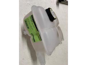 Używane Zbiornik rozprezny Ford Focus 3 1.0 Ti-VCT EcoBoost 12V 100 Cena na żądanie oferowane przez Autodemontage van de Laar