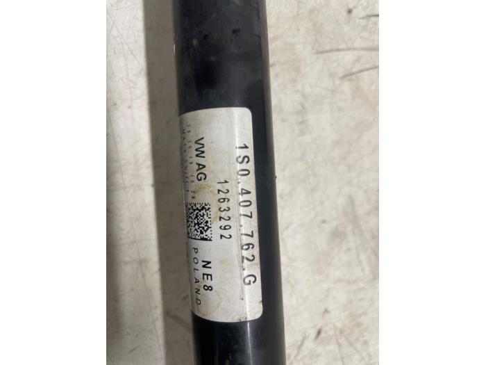 Drivaxel, höger fram från en Volkswagen Up! (121) 1.0 12V 60 2020