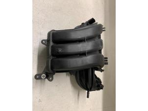 Gebruikte Inlaatspruitstuk Volkswagen Up! (121) 1.0 12V 60 Prijs € 175,00 Margeregeling aangeboden door Autodemontage van de Laar