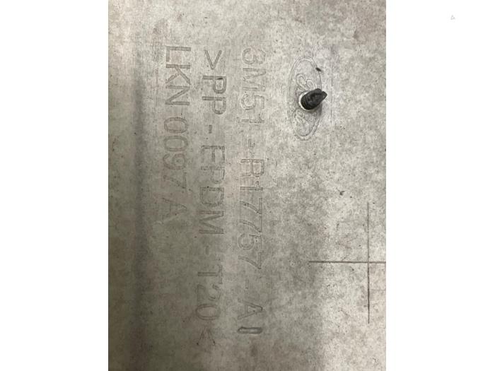 Främre stötfångare från en Ford Focus C-Max 1.6 16V Ti-VCT 2007