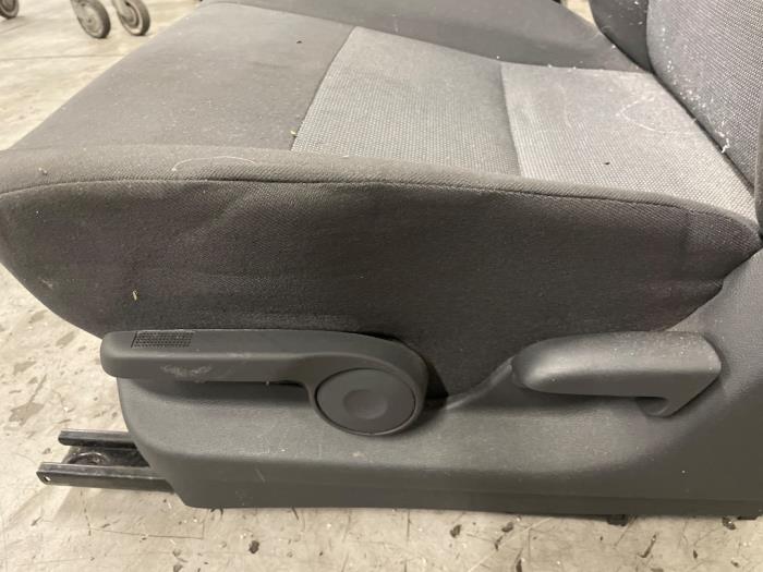 Stoel links van een Opel Agila (B) 1.0 12V 2011
