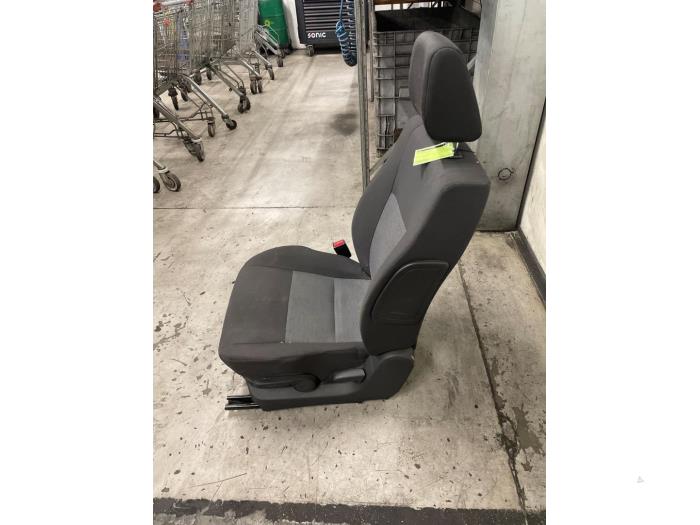 Stoel links van een Opel Agila (B) 1.0 12V 2011