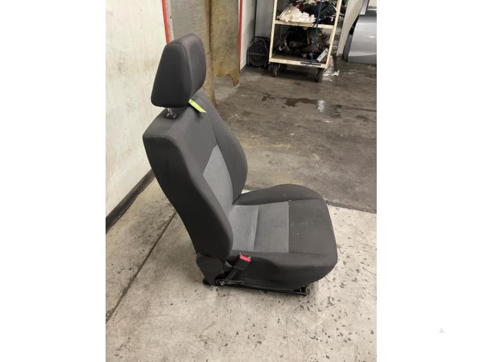 Stoel links van een Opel Agila (B) 1.0 12V 2011