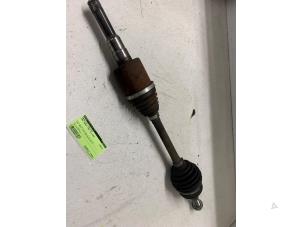 Begagnade Drivaxel, vänster fram Ford Transit Connect (PJ2) 1.5 EcoBlue Pris € 75,00 Marginaltabell erbjuds av Autodemontage van de Laar