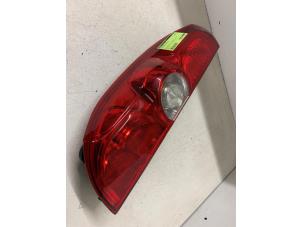 Begagnade Baklykta, vänster Opel Combo 1.6 CDTI 16V Pris € 40,00 Marginaltabell erbjuds av Autodemontage van de Laar