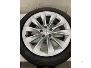 Begagnade Hjul + däck Tesla Model S 75D Pris € 175,00 Marginaltabell erbjuds av Autodemontage van de Laar