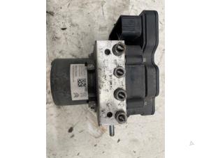 Używane Pompa ABS Peugeot 308 SW (L4/L9/LC/LJ/LR) 1.2 12V e-THP PureTech 130 Cena € 200,00 Procedura marży oferowane przez Autodemontage van de Laar