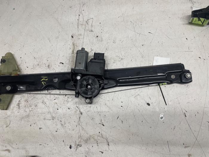 Fönstermekanism, 2-dörrars, höger fram från en Citroën Jumpy 2.0 Blue HDI 120 2017