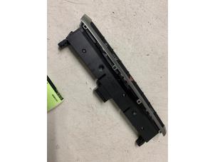 Używane Przelacznik swiatel awaryjnych Audi A3 Sportback (8VA/8VF) 1.2 TFSI 16V Cena € 25,00 Procedura marży oferowane przez Autodemontage van de Laar