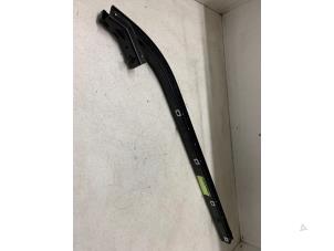 Begagnade Skena, skjutdörr, vänster Peugeot 1007 (KM) 1.4 Pris € 50,00 Marginaltabell erbjuds av Autodemontage van de Laar