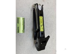 Gebruikte Krik Renault Clio III (BR/CR) 1.4 16V Prijs € 25,00 Margeregeling aangeboden door Autodemontage van de Laar