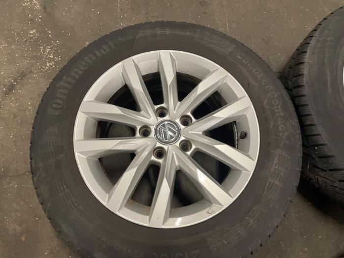 Zestaw felg sportowych + opony zimowe z Volkswagen Passat Variant (3G5) 2.0 TDI 16V 150 2015