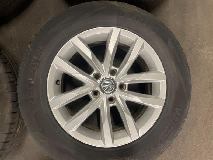 Zestaw felg sportowych + opony zimowe z Volkswagen Passat Variant (3G5) 2.0 TDI 16V 150 2015