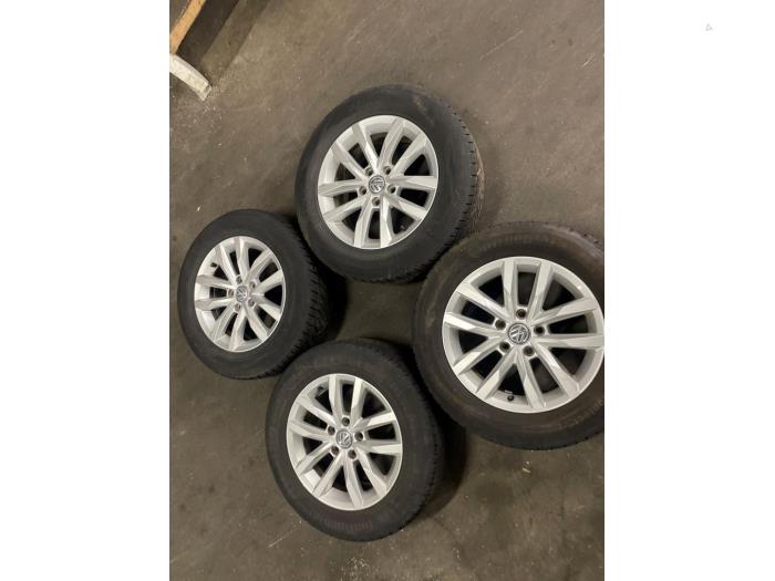 Zestaw felg sportowych + opony zimowe z Volkswagen Passat Variant (3G5) 2.0 TDI 16V 150 2015