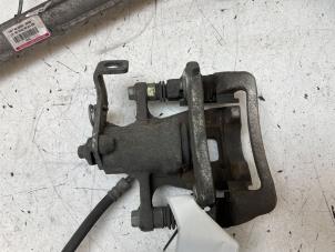 Używane Zacisk hamulcowy lewy tyl Hyundai i10 (B5) 1.0 12V Cena € 50,00 Procedura marży oferowane przez Autodemontage van de Laar