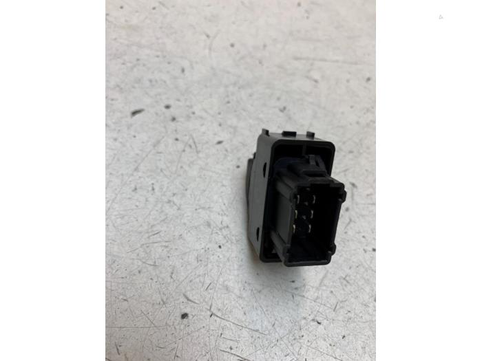 Brytare, eldrivna fönster från en Peugeot Partner Tepee (7A/B/C/D/E/F/G/J/P/S) 1.6 HDiF 90 16V Phase 1 2011