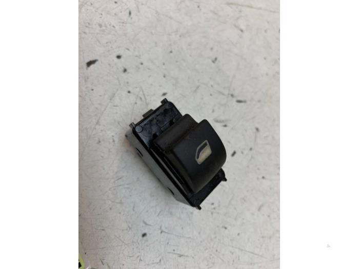 Brytare, eldrivna fönster från en Peugeot Partner Tepee (7A/B/C/D/E/F/G/J/P/S) 1.6 HDiF 90 16V Phase 1 2011