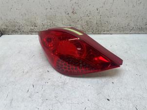 Gebruikte Achterlicht links Peugeot 207/207+ (WA/WC/WM) 1.4 16V VTi Prijs € 35,00 Margeregeling aangeboden door Autodemontage van de Laar