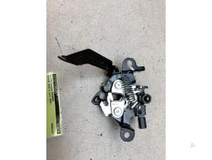 Begagnade Låsmekanism, motorhuv Toyota Aygo X 1.0 12V VVT-i Pris € 35,00 Marginaltabell erbjuds av Autodemontage van de Laar