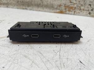 Begagnade AUX/USB-anslutning Volkswagen Tiguan (AD1) 1.5 TSI 16V Evo BlueMotion Technology Pris € 15,00 Marginaltabell erbjuds av Autodemontage van de Laar