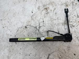 Begagnade Bältessträckare, höger Renault Modus/Grand Modus (JP) 1.2 16V Pris € 30,00 Marginaltabell erbjuds av Autodemontage van de Laar