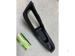 Gebruikte Schakelaar Elektrisch Raam Ford Fiesta 6 (JA8) 1.0 Ti-VCT 12V 65 Prijs € 15,00 Margeregeling aangeboden door Autodemontage van de Laar