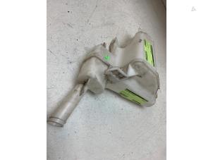 Używane Zbiornik spryskiwacza przód Peugeot 108 1.0 12V Cena € 25,00 Procedura marży oferowane przez Autodemontage van de Laar