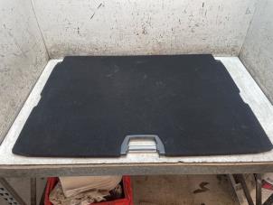 Begagnade Golvpanel, lastområde Peugeot 2008 (UD/UK/UR/US/UX) 1.2 VTi 12V PureTech 130 Pris på förfrågan erbjuds av Autodemontage van de Laar