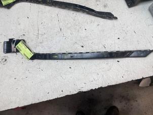 Gebruikte Bumpersteun links-achter Mercedes Vito (447.6) 2.0 114 CDI 16V Prijs € 25,00 Margeregeling aangeboden door Autodemontage van de Laar