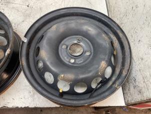 Używane Obrecz Toyota Aygo (B40) 1.0 12V VVT-i Cena € 25,00 Procedura marży oferowane przez Autodemontage van de Laar