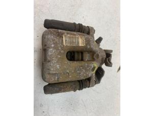 Gebruikte Remklauw (Tang) links-achter Opel Crossland (X) 1.2 12V Prijs op aanvraag aangeboden door Autodemontage van de Laar