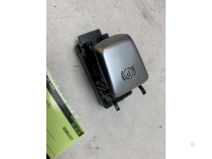 Gebruikte Schakelaar handrem Mercedes C (W205) C-180 1.6 16V Prijs op aanvraag aangeboden door Autodemontage van de Laar