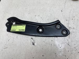 Begagnade Strålkastarlist, höger Volkswagen Caddy III (2KA,2KH,2CA,2CH) 1.6 TDI 16V Pris på förfrågan erbjuds av Autodemontage van de Laar