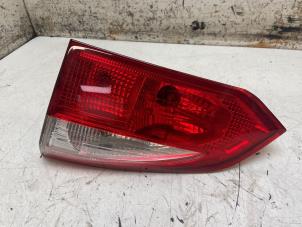 Używane Tylne swiatlo pozycyjne prawe Ford Focus 3 Wagon 1.6 Ti-VCT 16V 125 Cena € 50,00 Procedura marży oferowane przez Autodemontage van de Laar