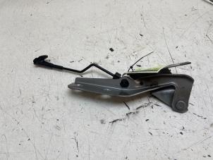 Begagnade Gångjärn, motorhuv Volkswagen Up! (121) 1.0 12V 60 Pris € 25,00 Marginaltabell erbjuds av Autodemontage van de Laar