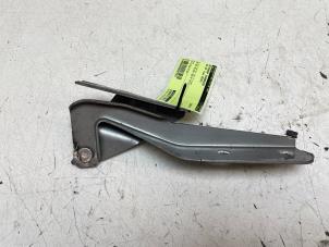 Begagnade Gångjärn, motorhuv Volkswagen Up! (121) 1.0 12V 60 Pris € 25,00 Marginaltabell erbjuds av Autodemontage van de Laar