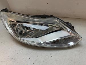 Używane Reflektor prawy Ford Focus 3 Wagon 1.6 Ti-VCT 16V 125 Cena € 100,00 Procedura marży oferowane przez Autodemontage van de Laar