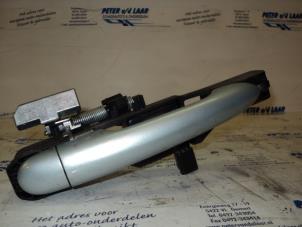 Begagnade Dörrhandtag, 4-dörrars, höger bak Renault Espace (JK) 3.5 V6 24V Grand Espace Pris € 40,00 Marginaltabell erbjuds av Autodemontage van de Laar