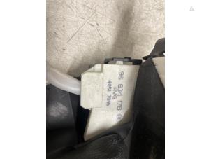 Gebruikte Deurslot Mechaniek 4Deurs links-voor Peugeot 407 SW (6E) 2.0 HDiF 16V Prijs € 30,00 Margeregeling aangeboden door Autodemontage van de Laar