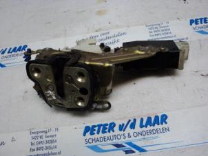 Begagnade Dörrlåsmekanism, 2-dörrars, vänster Opel Combo (Corsa B) 1.7 D Pris € 35,00 Marginaltabell erbjuds av Autodemontage van de Laar