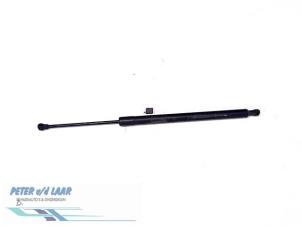 Gebruikte Kofferdekseldemper links-achter Renault Modus/Grand Modus (JP) 1.5 dCi 85 Prijs € 20,00 Margeregeling aangeboden door Autodemontage van de Laar